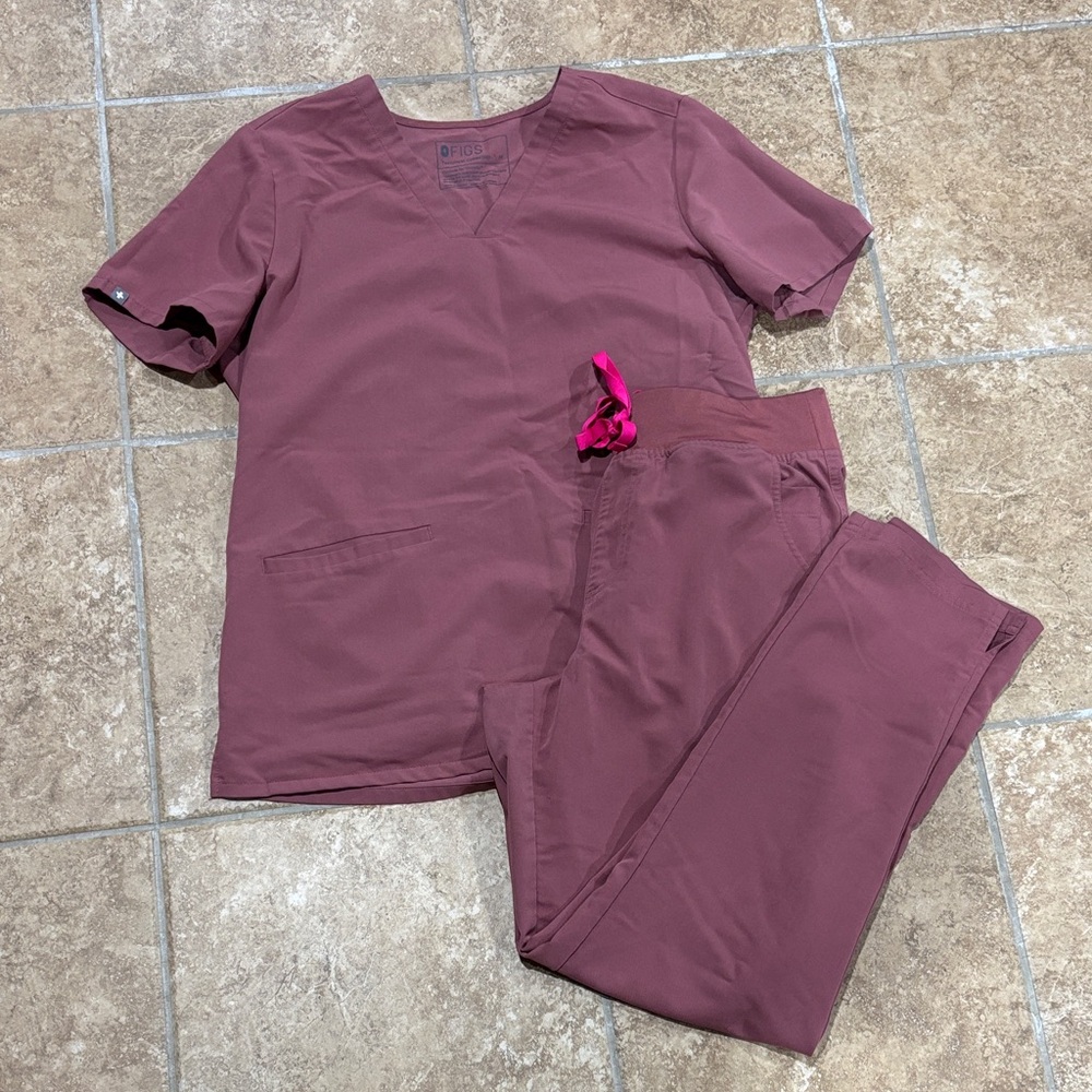 Figs V-Neck Scrub Top in Maroon